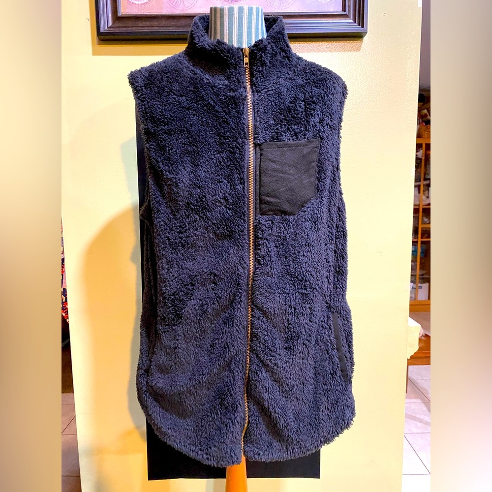 NWT Black Fuzzy plush vest full front zip, Ladies Medium